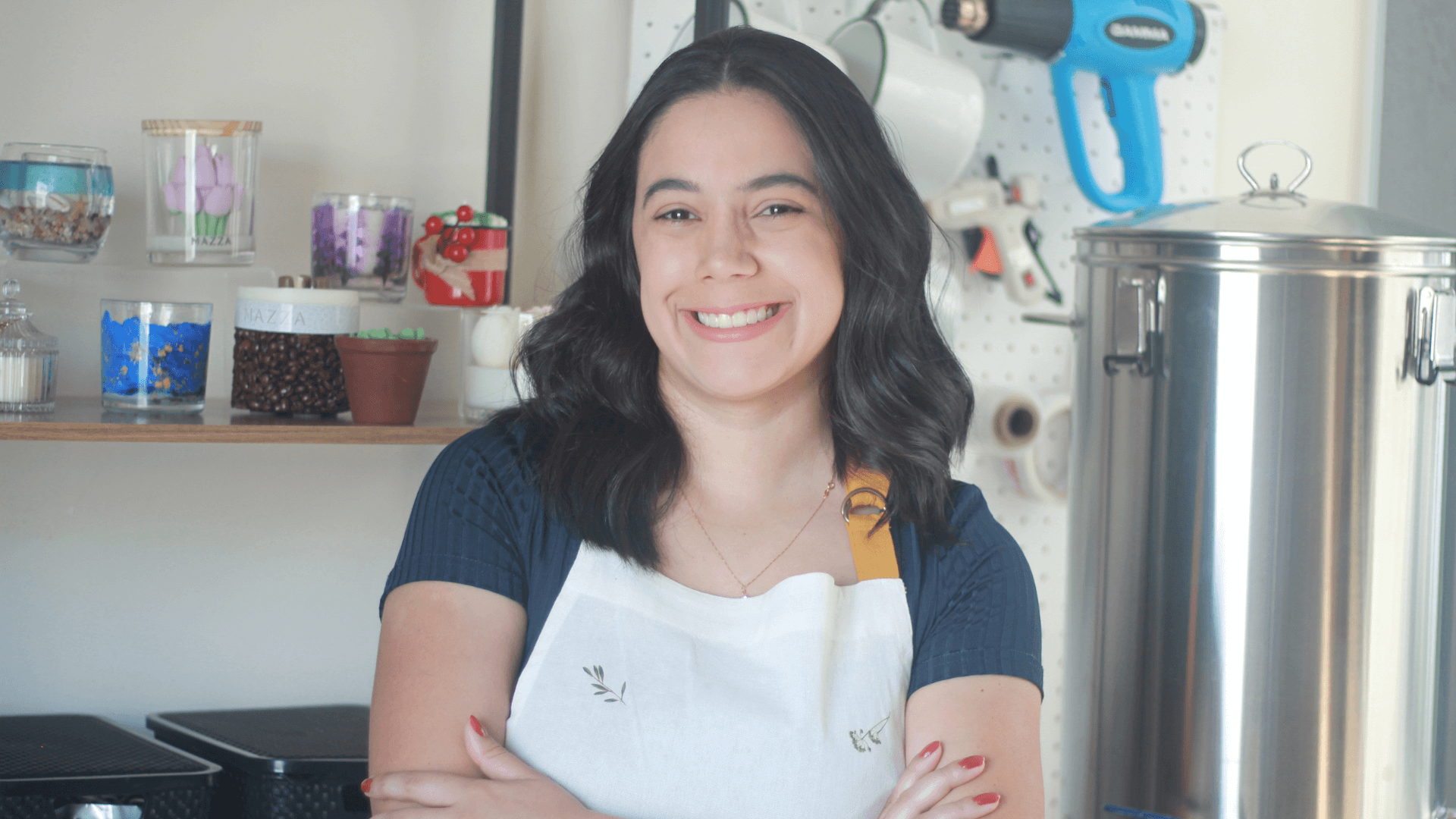 Thays Mazza no ateliê Mazza Velas